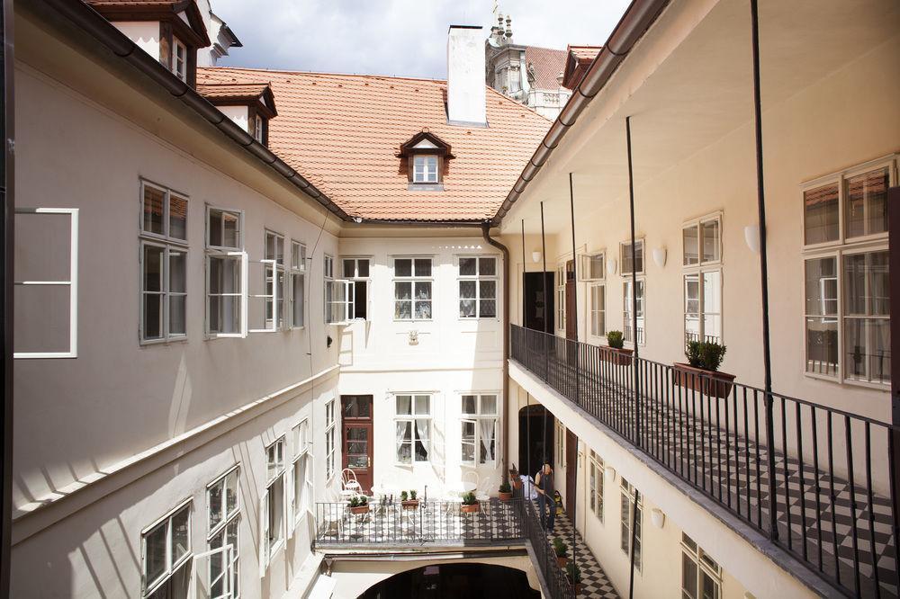 Little Town Budget Hotel Prag Dış mekan fotoğraf